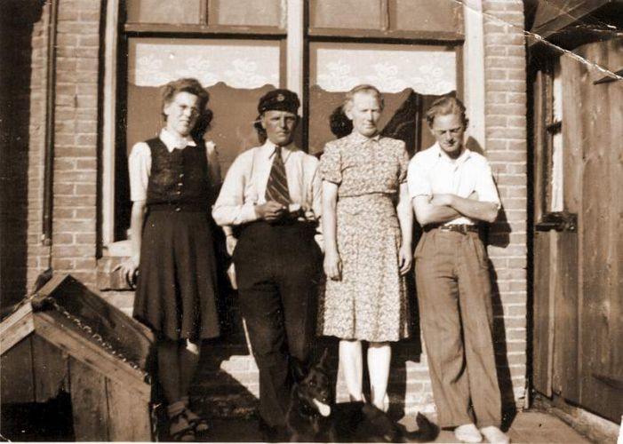 Pietje Smits(1924) Hijlke Smits(1899-1974) Sjoukje Veersma(1899-1981) Willem Smits(1928-1998) en Bas